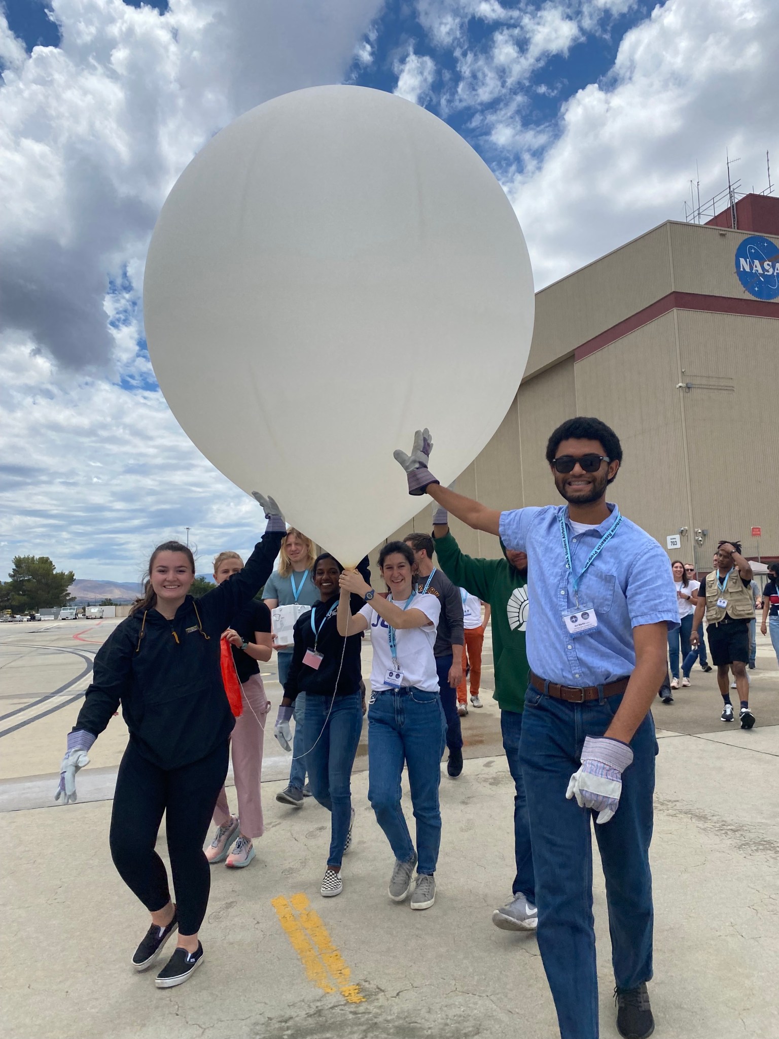 SARP students carry an ozone sonde balloon to launch at NASA’s Armstrong Flight Research Center.