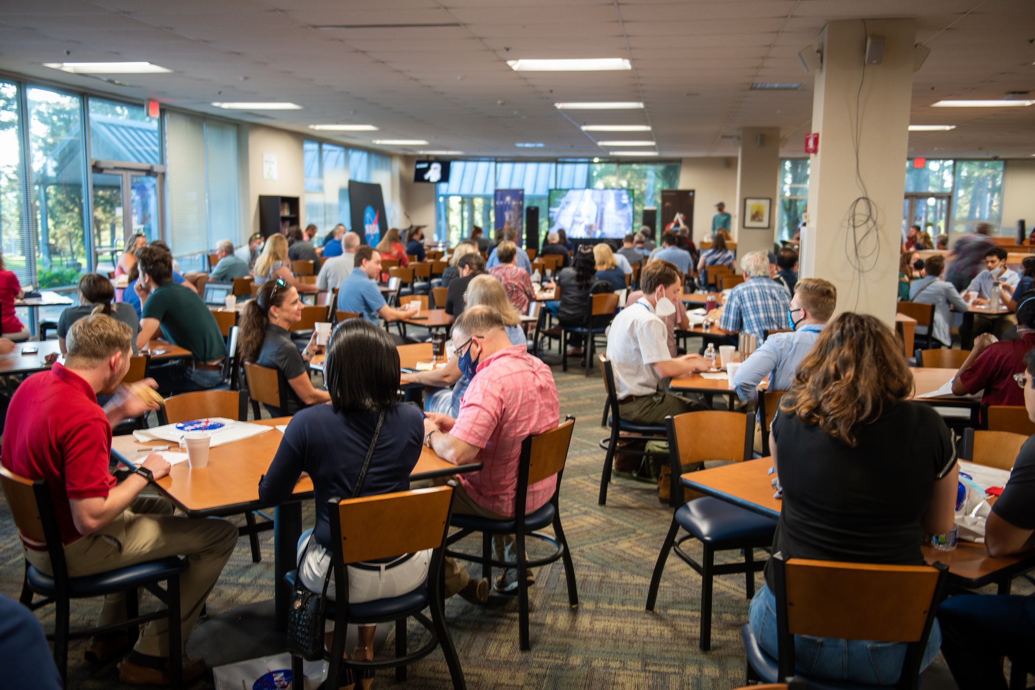 Team members at NASA’s Marshall Space Flight Center gather Aug. 29 for an Artemis I launch watch party in the 4203 cafeteria. 