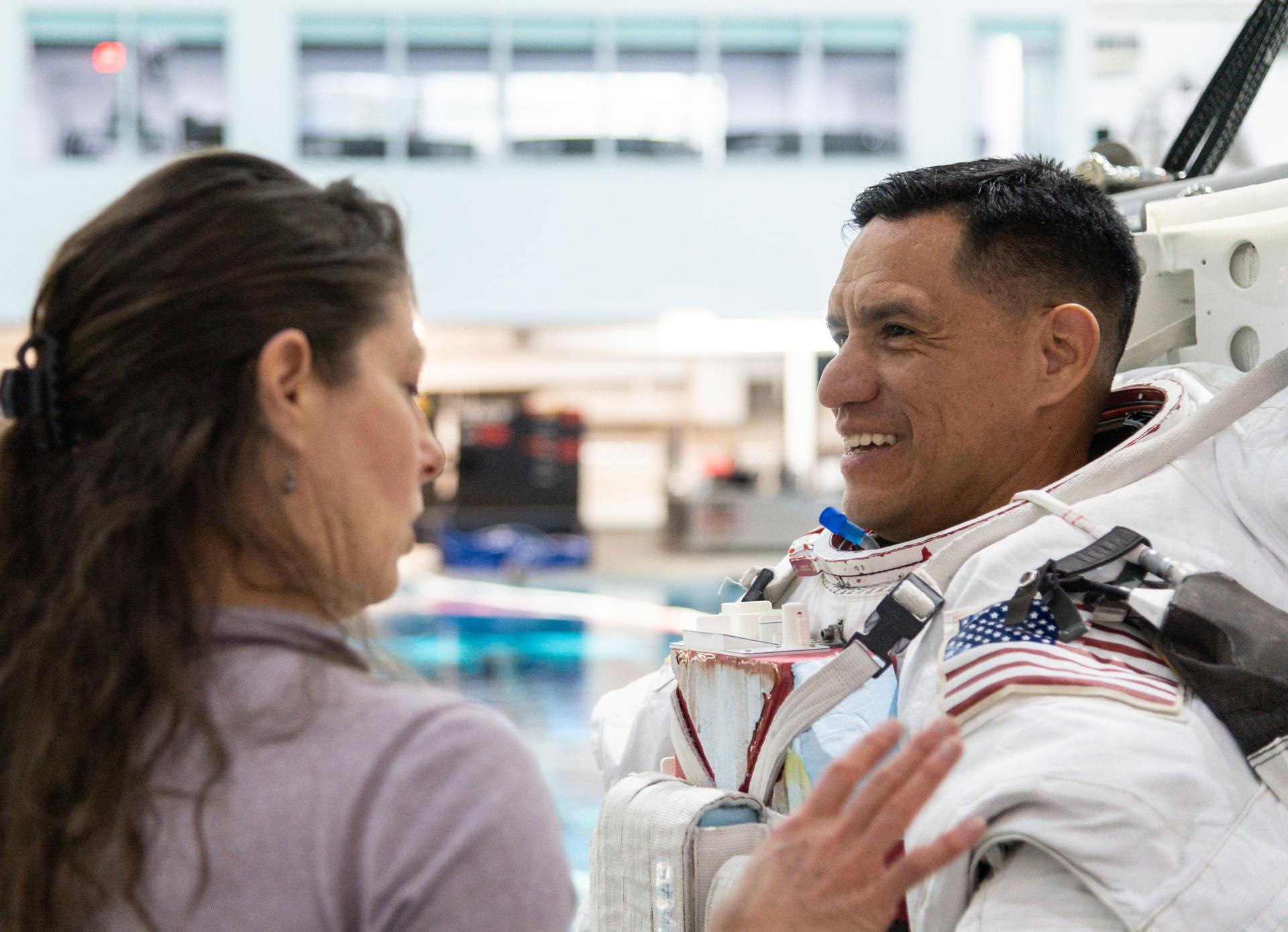 El astronauta de la NASA Frank Rubio se enfunda un traje espacial en el Laboratorio de Flotabilidad Neutral del Centro Espacial Johnson de la NASA, en Houston, para entrenarse para caminatas espaciales.