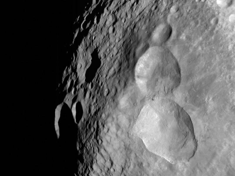 vesta_snowman_crater_pia14719_aug_20_2011