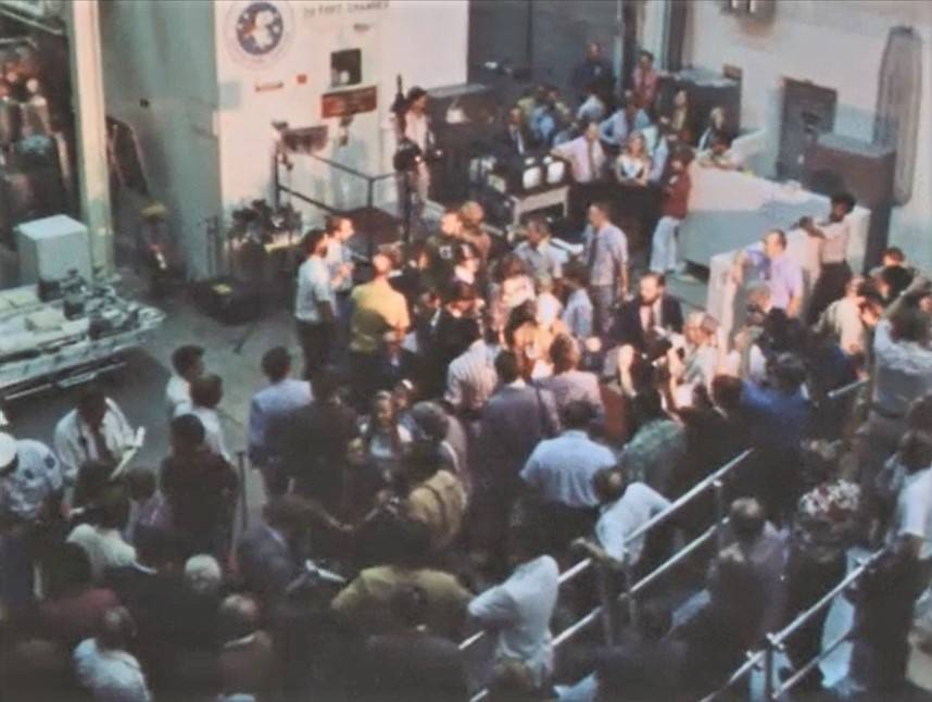 crew_egress_welcome_crowd_outside_chamber