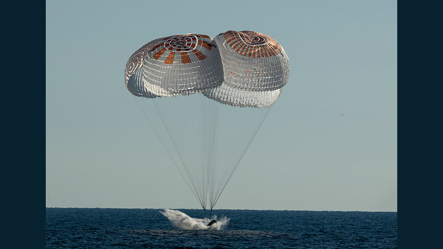 The SpaceX Dragon Freedom crew ship carrying four astronauts splashes down in the Atlantic Ocean off the coast of Florida. Credit: NASA/Bill Ingalls