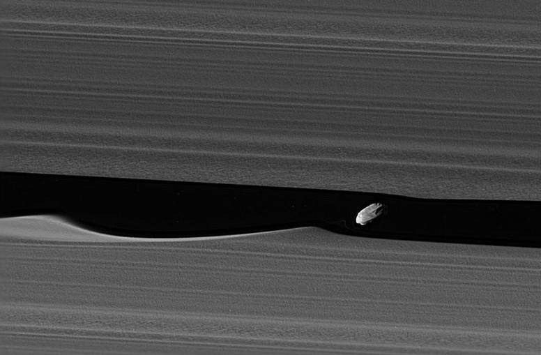 cassini_launch_daphnis_stirring_up_rings