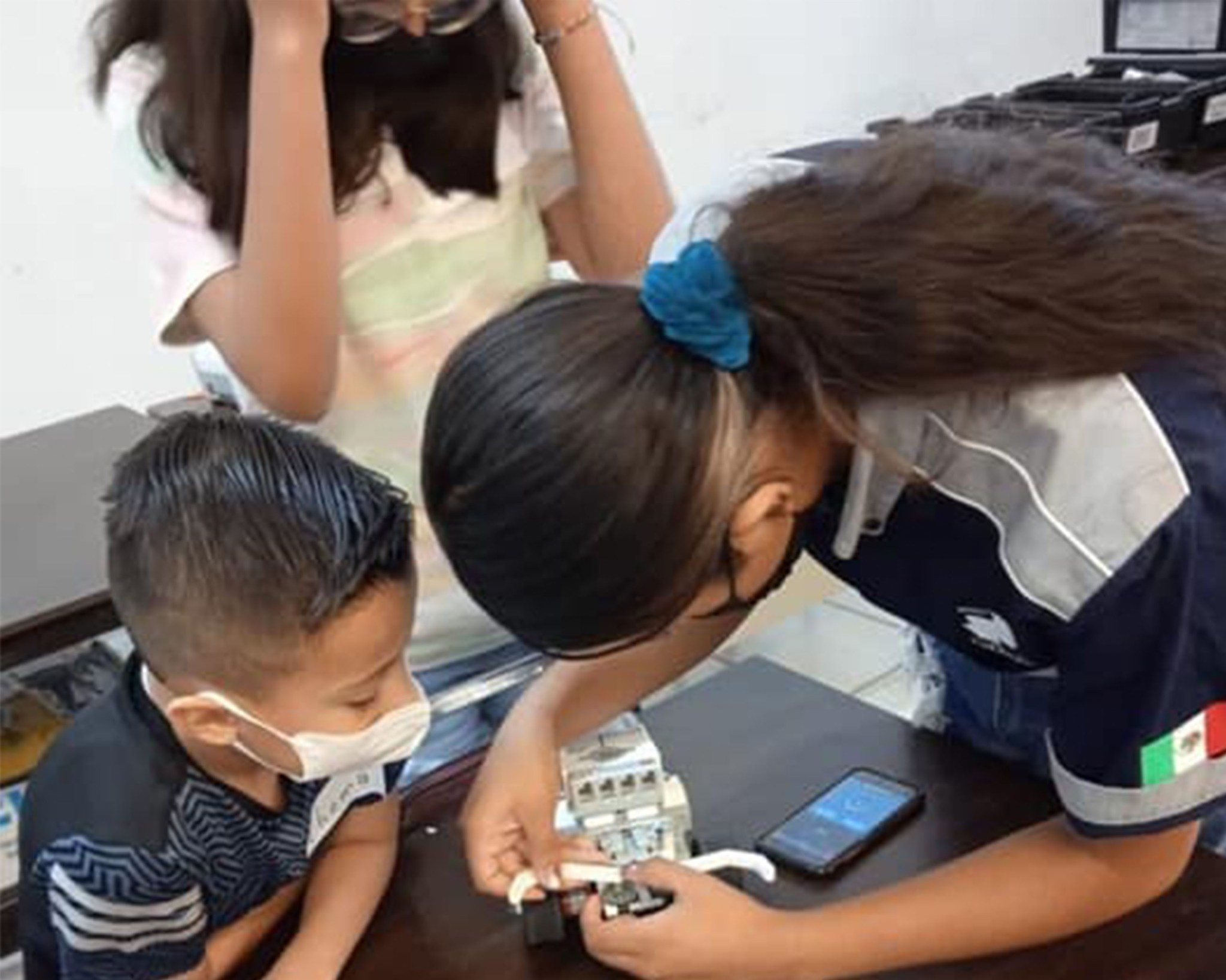 Hispanic students work on robotics activities at the collaborating site in Gómez Palacio on July 23.