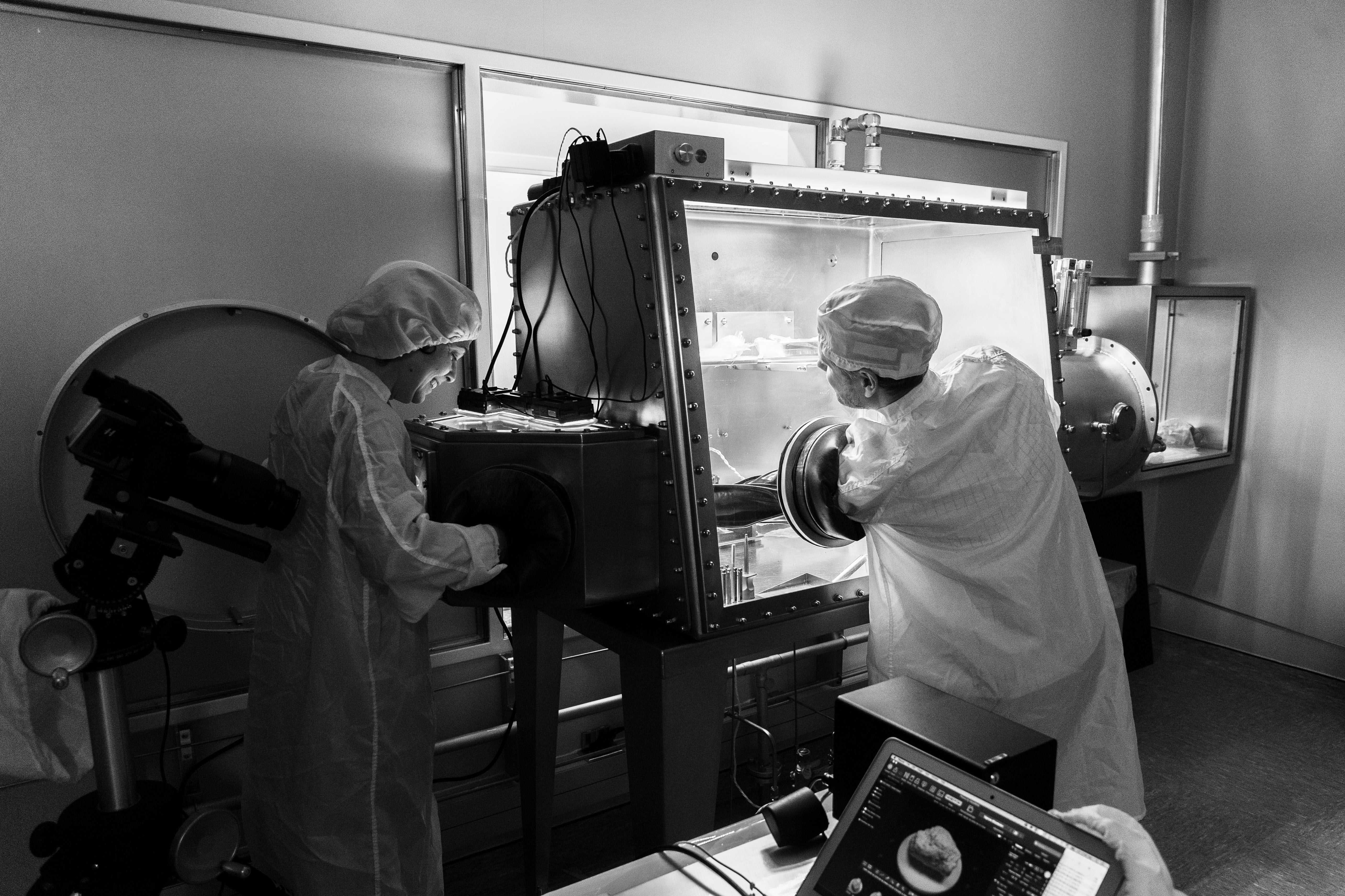 Erika Blumenfeld and Jeremy Kent photographing samples in the Lunar Lab.