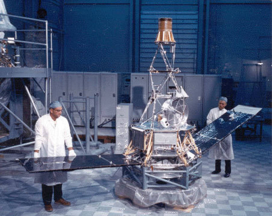 mariner_2_flyby_during_assembly_at_ksc