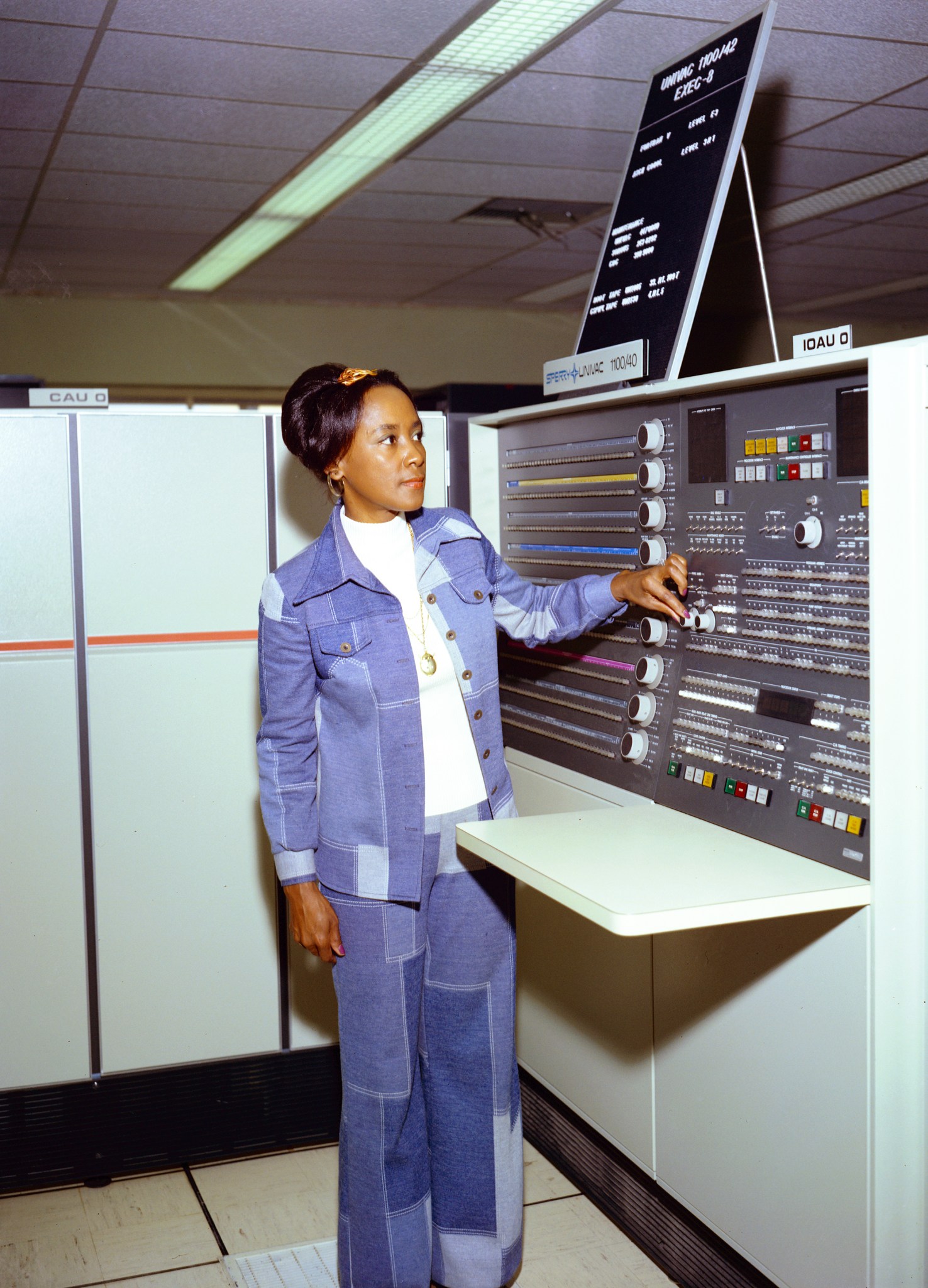 Annie Easley stands at the UNIVAC 1100/40 at Lewis Research Center in 1976