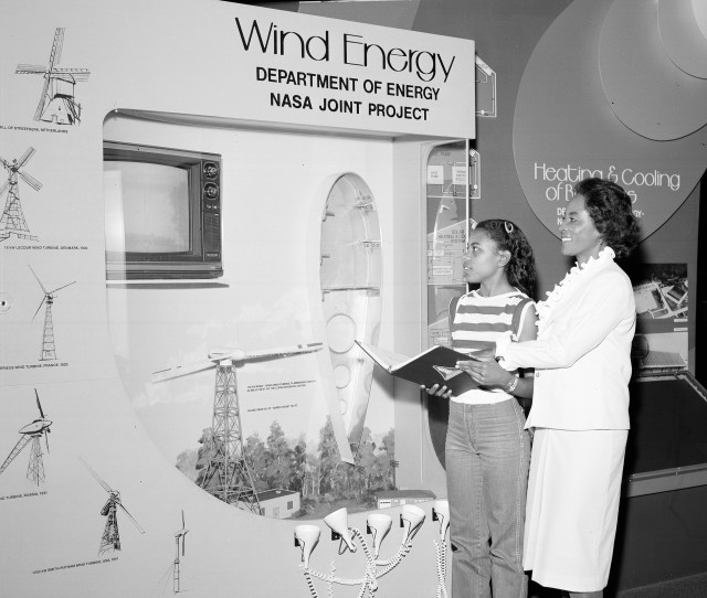Annie Easley stands with a girl at an exhibit at Lewis's Visitor Information Center