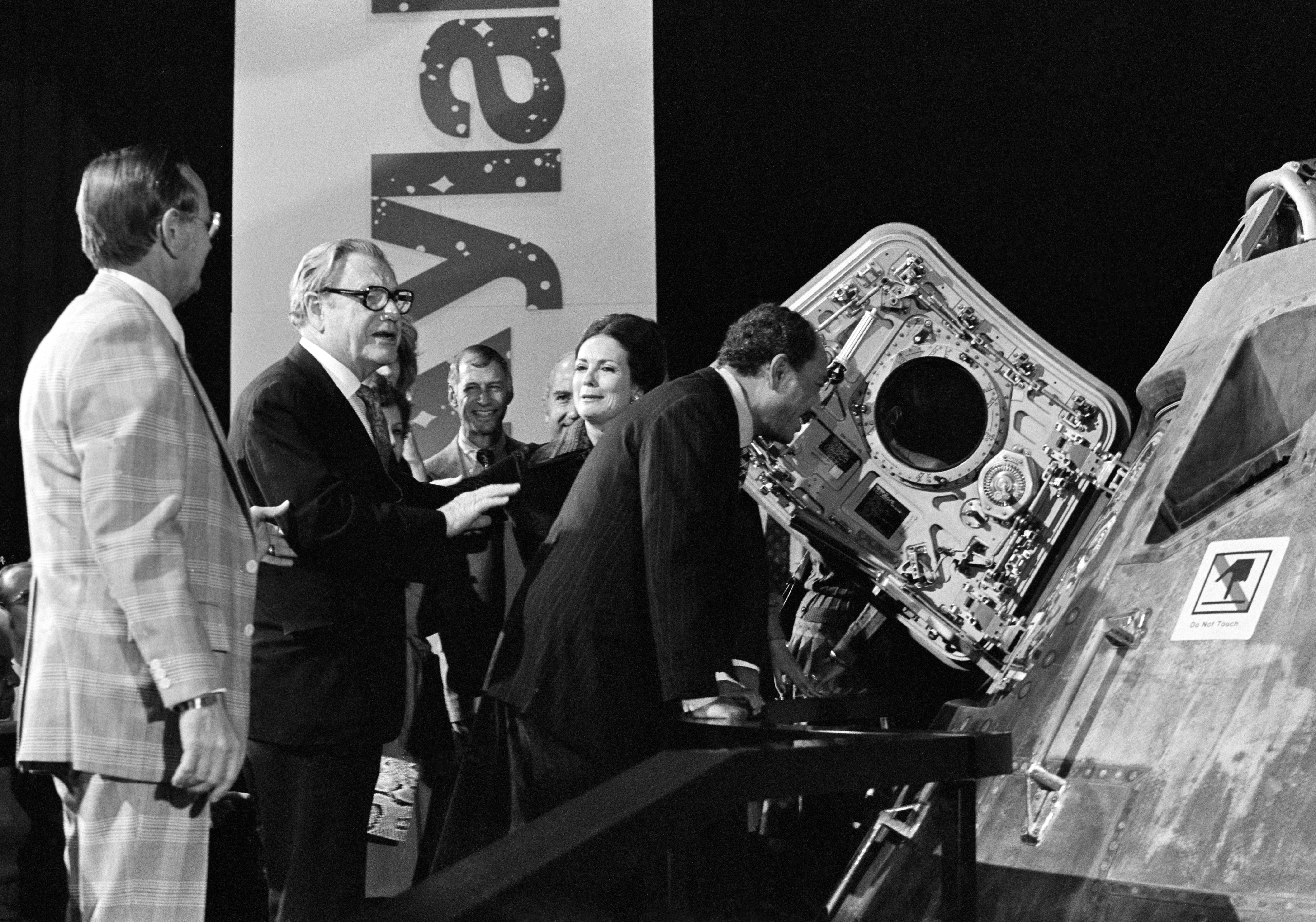 Apollo 17 postflight 35 Sadat visit Nov 1 1975 s75-32892