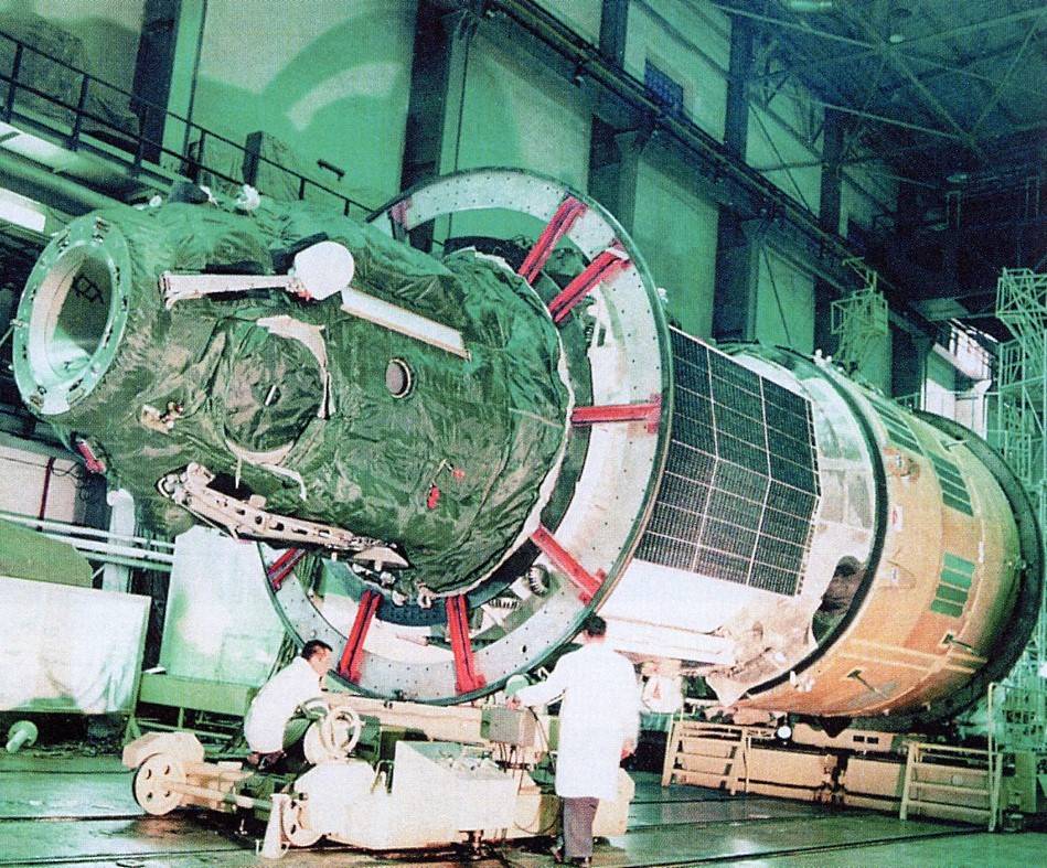 salyut_4_integration_at_baikonur