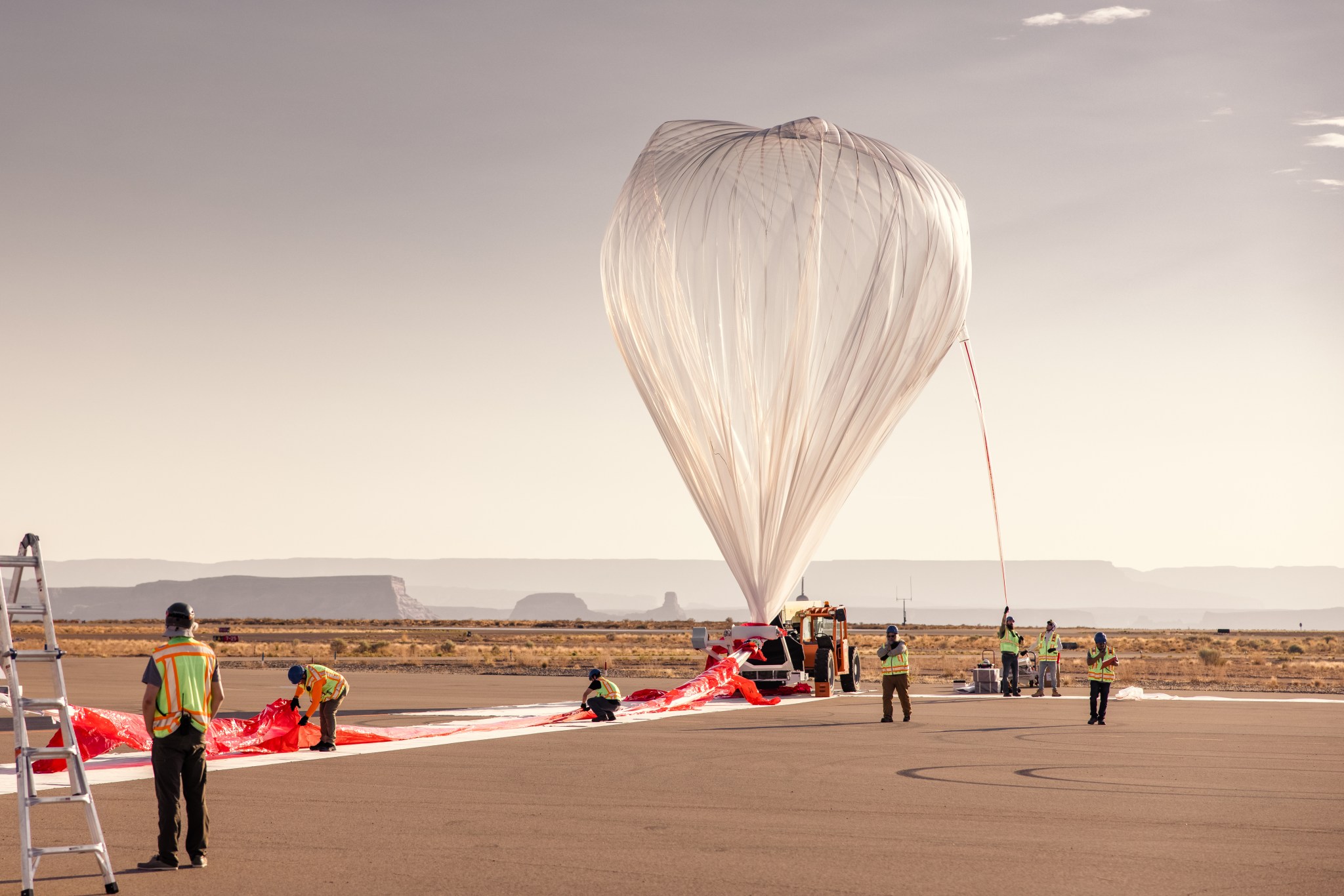 El equipo de lanzamiento de World View llena un globo estratosférico antes de su lanzamiento en Page, Arizona. 
