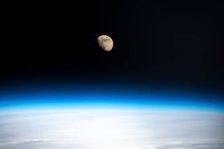 imagen de la Luna sobre el horizonte de la Tierra como visto desde la estación espacial