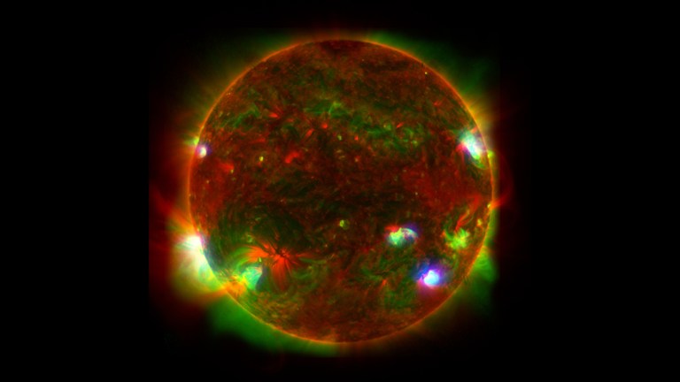 Las longitudes de onda de la luz de tres observatorios espaciales se superponen para proporcionar una vista única del Sol. Créditos: NASA/JPL-Caltech/JAXA
