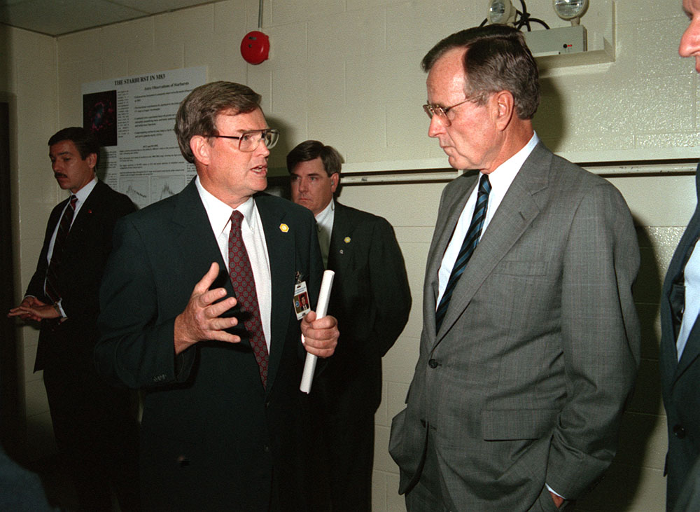 Thomas J. Lee talks with President George H. W. Bush
