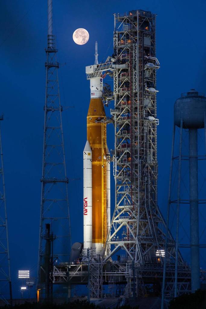 Moon-Over-Artemis-1