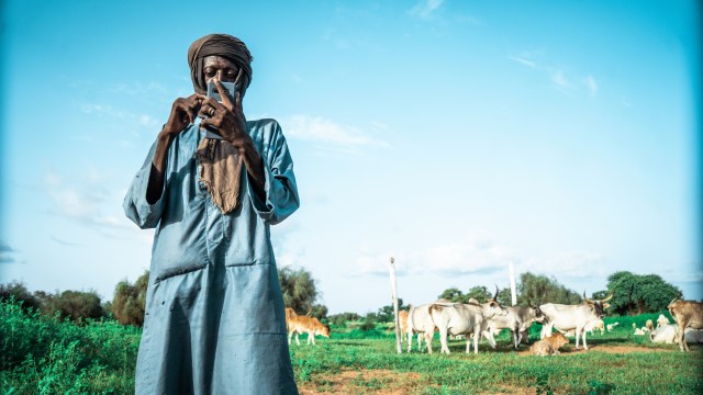 A pastoralist in the Ferlo region of Senegal uses a smartphone to access SERVIR West Africa’s WENDOU app.