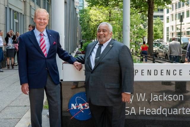 Administrator Nelson and Glenn Delgado standing next to NASA building