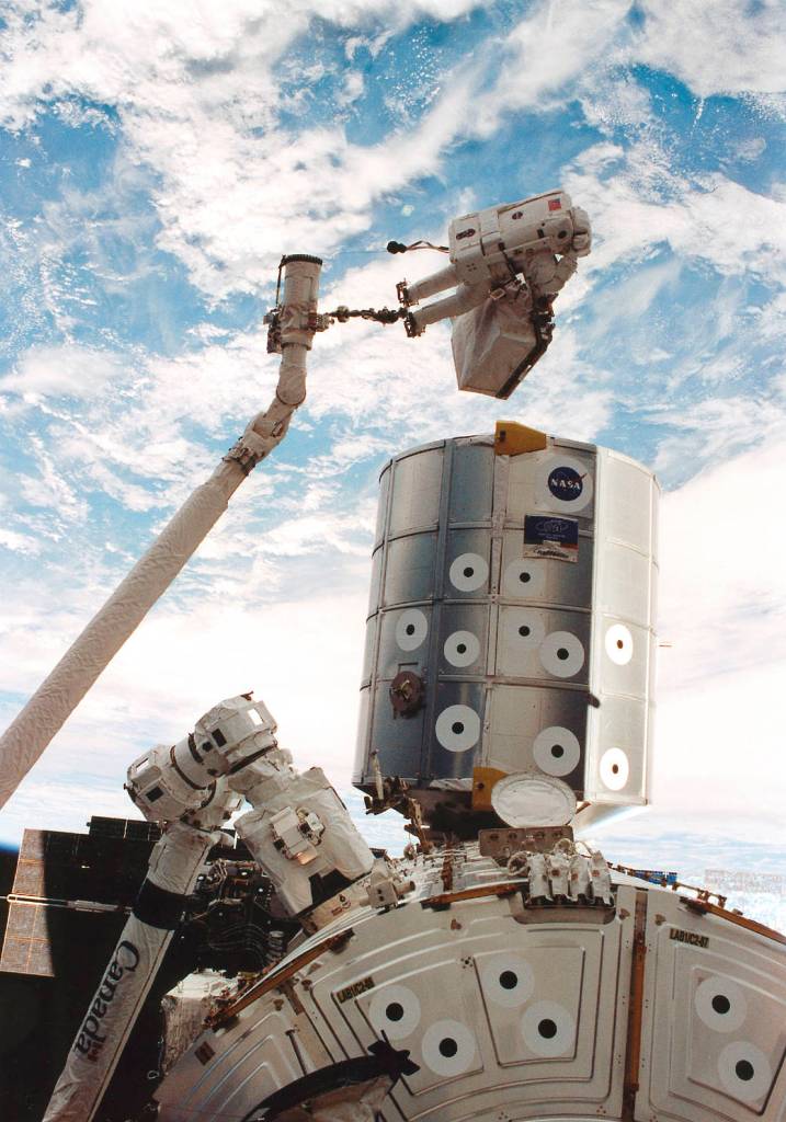 This Week in NASA History: Space Shuttle Endeavour Lands After Installing Canadarm2 — May 1, 2001