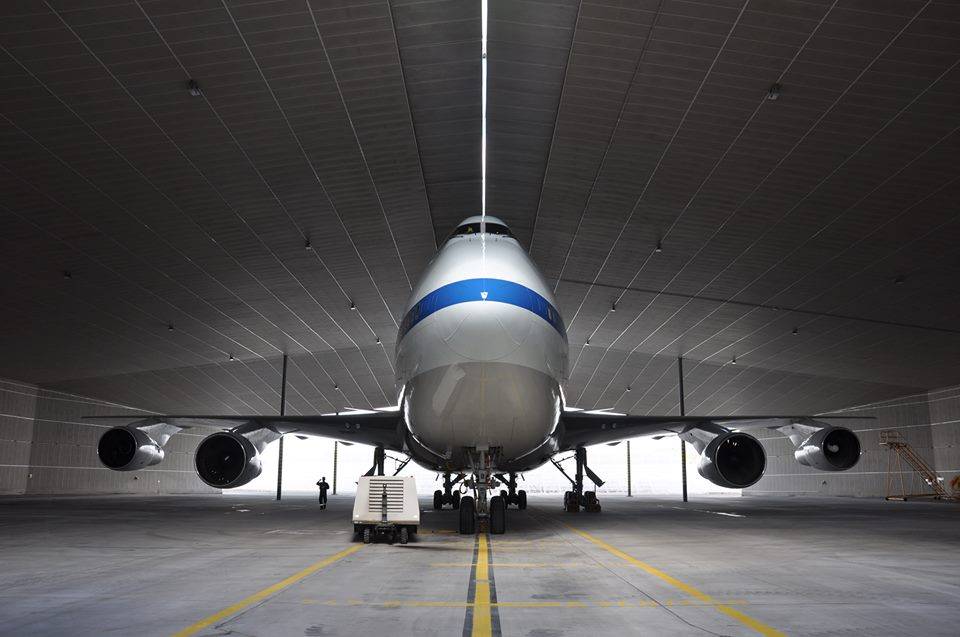 NASA's Stratospheric Observatory for Infrared Astronomy (SOFIA) enters the Lufthansa Technik hangar in Hamburg, Germany.