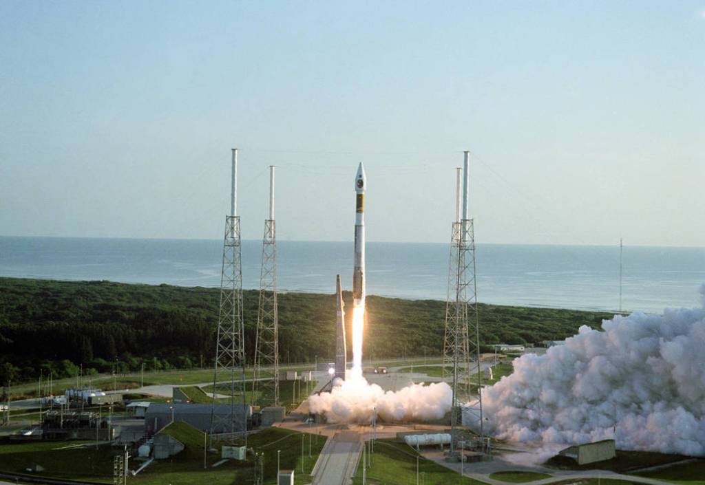 Mars Reconnaissance Orbiter Lift Off