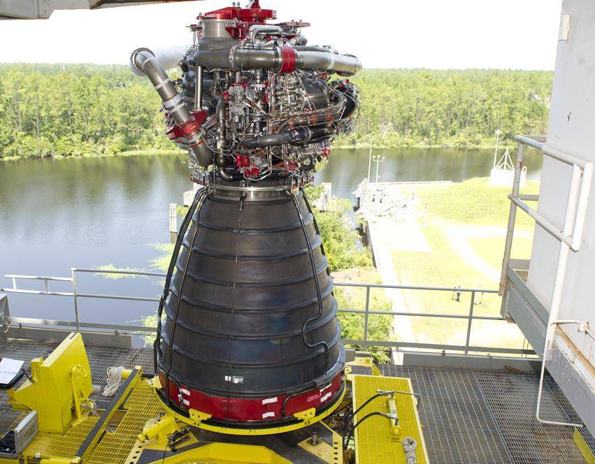 RS-25 rocket engine No. 0525 is positioned onto the A-1 Test Stand at NASA’s Stennis Space Center in Mississippi in preparatio
