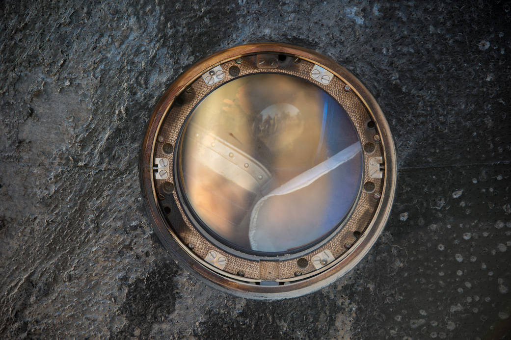 A sokol suit helmet can be seen against the window of the Soyuz TMA-11M capsule shortly after the spacecraft landed with Expedit