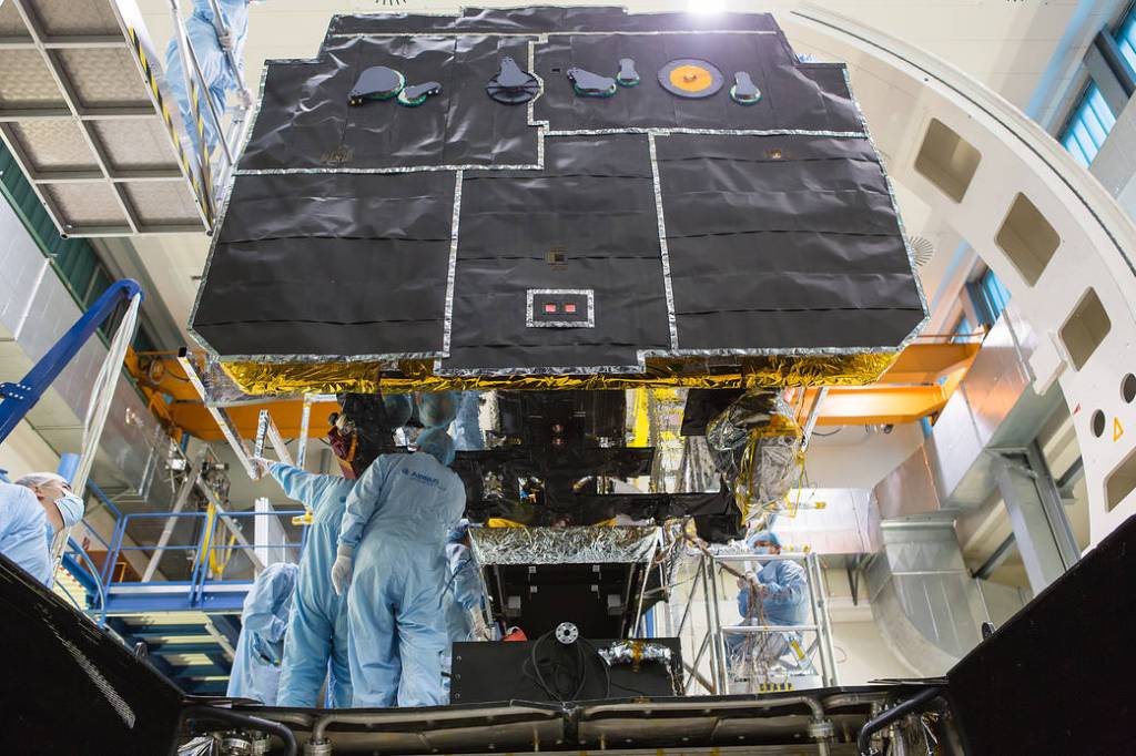 Solar Orbiter After Installation of Multi-Layer Insulation and Heat Shield