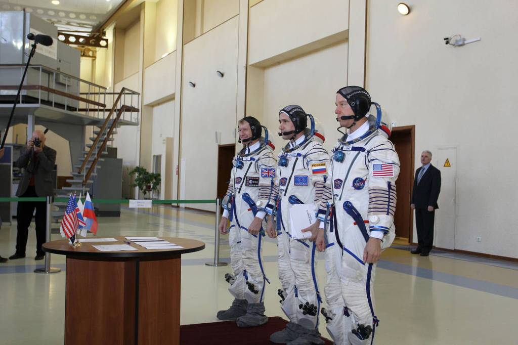 JSC2015E055883 (05/06/2015) — At the Gagarin Cosmonaut Training Center in Star City, Russia, Expedition 44/45 backup Soyuz Commander Yuri Malenchenko of the Russian Federal Space Agency (Roscosmos, center) and his crewmates, Timothy Peake of the Europea