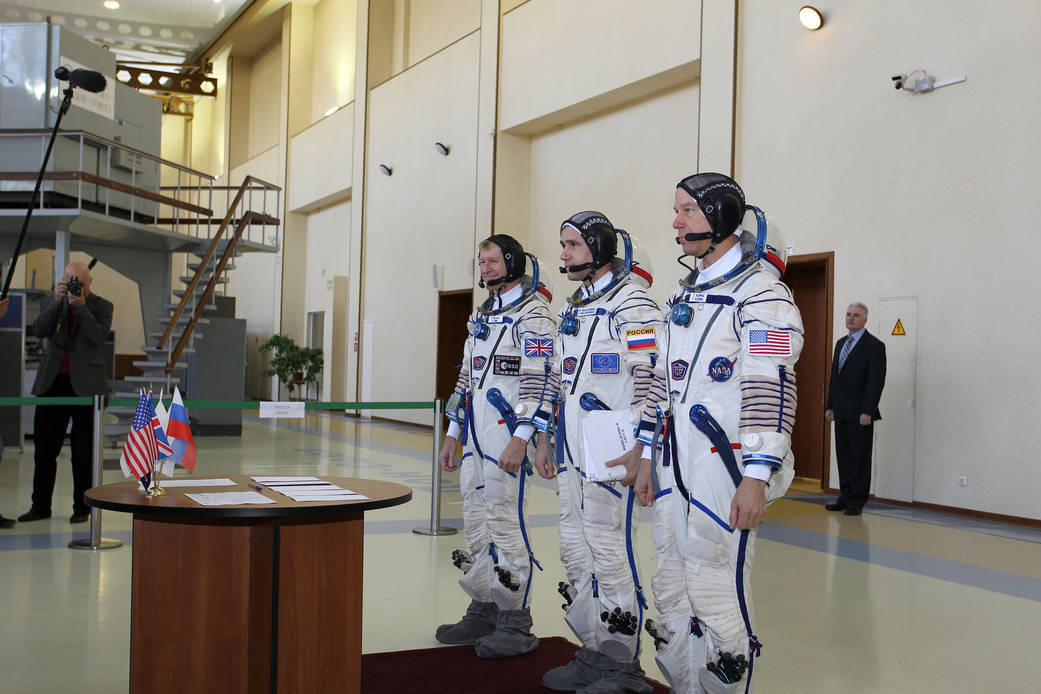 JSC2015E055883 (05/06/2015) --- At the Gagarin Cosmonaut Training Center in Star City, Russia, Expedition 44/45 backup Soyuz Com