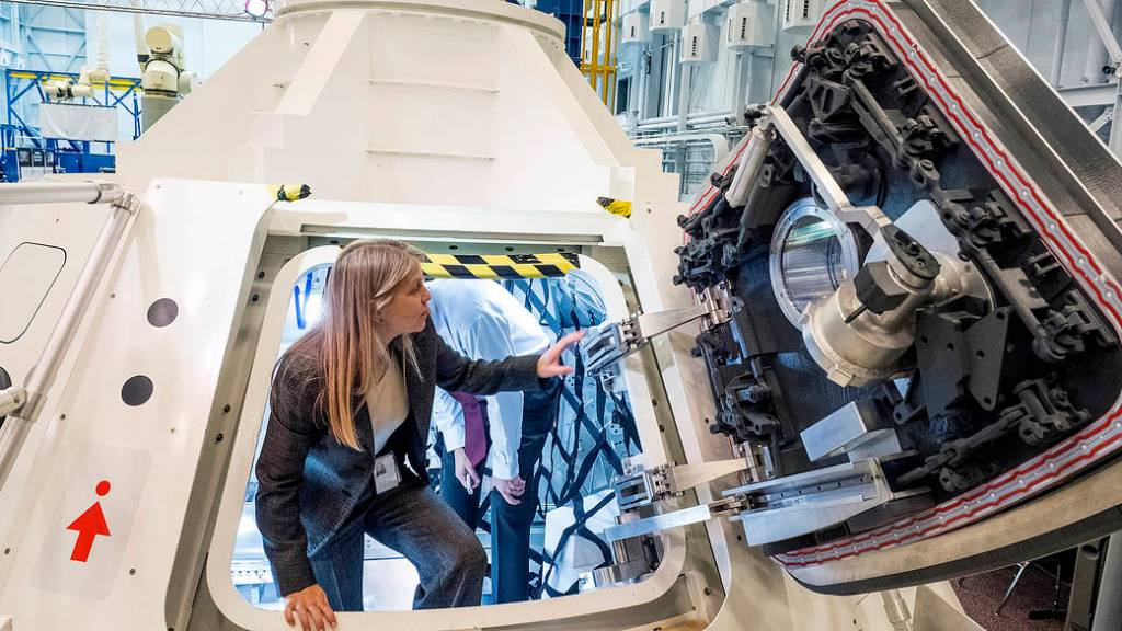 NASA Deputy Administrator Visits Orion Spacecraft