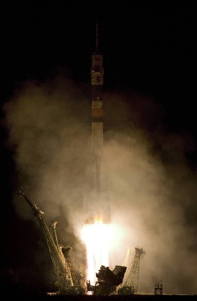 Expedition 16 Lifts Off