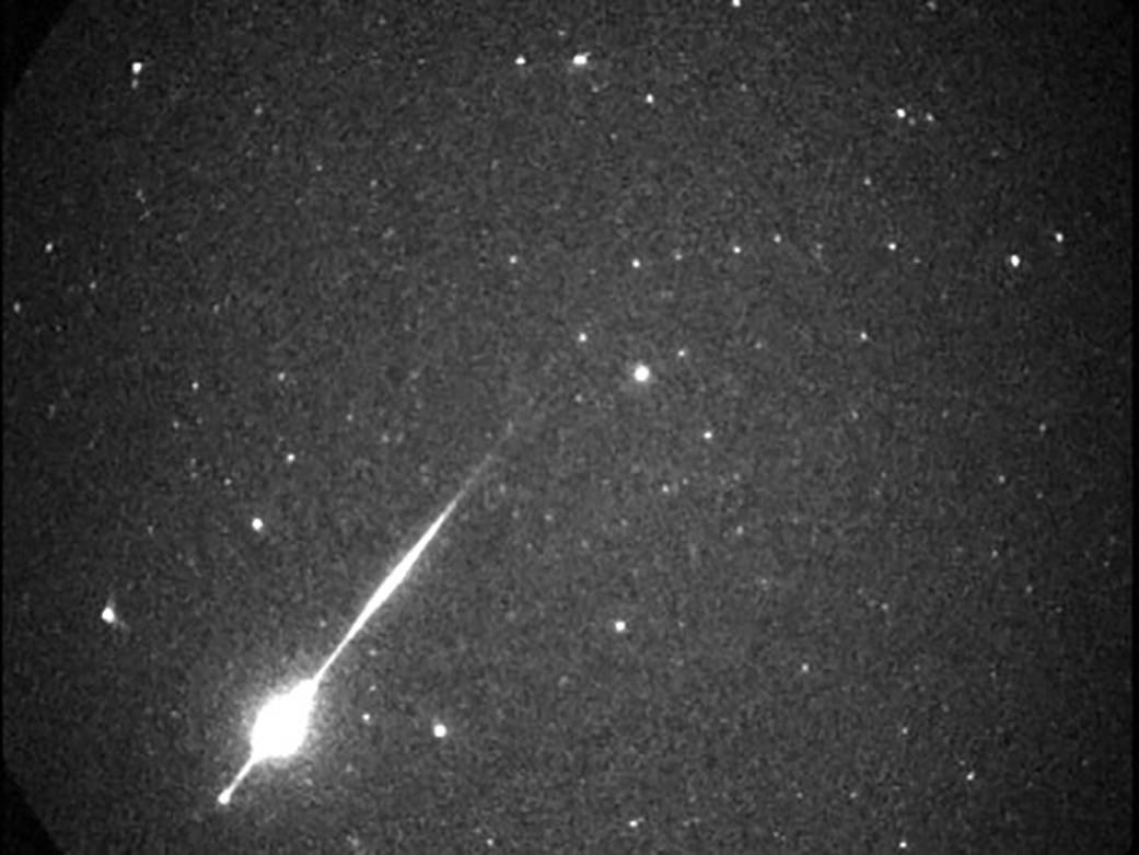 2001 Leonid fireball recorded from Hawaii  