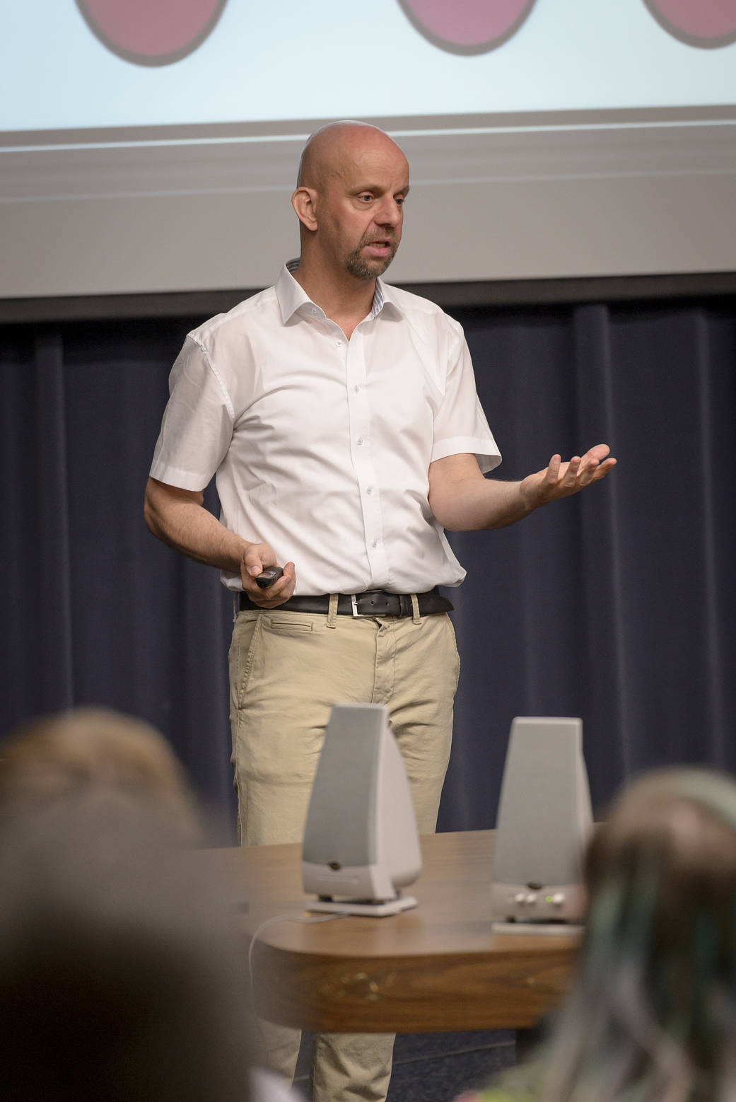 Sándor Fekete: From nano to Mega: Coordinating swarms of objects at extreme dimensions