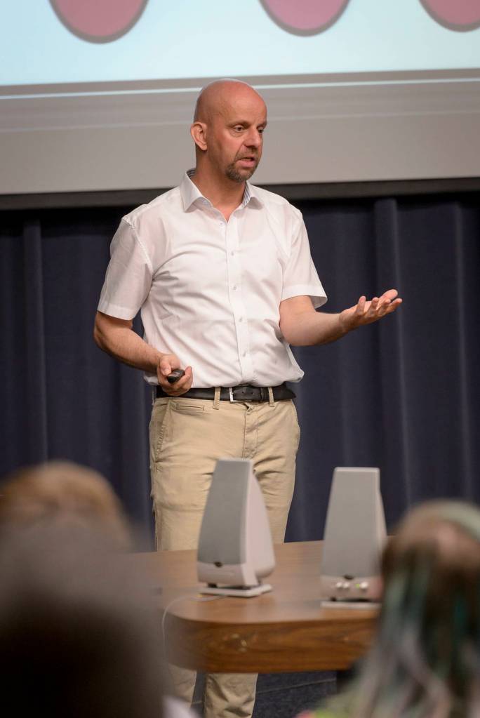 Sándor Fekete: From nano to Mega: Coordinating swarms of objects at extreme dimensions