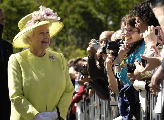 Queen Elizabeth II greets employees on her walk from NASA’s Goddard Space Flight Center mission control to a reception in the center’s main auditorium, Tuesday, May 8, 2007, in Greenbelt, Md.