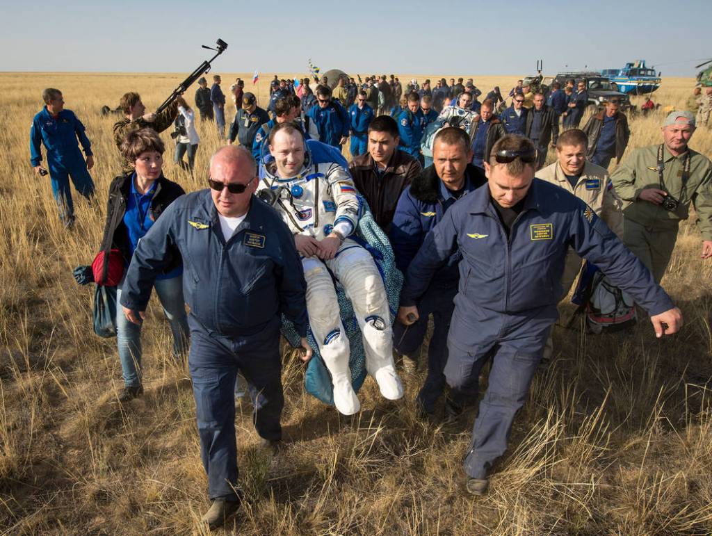 Expedition 36 Crew Lands in Kazakhstan