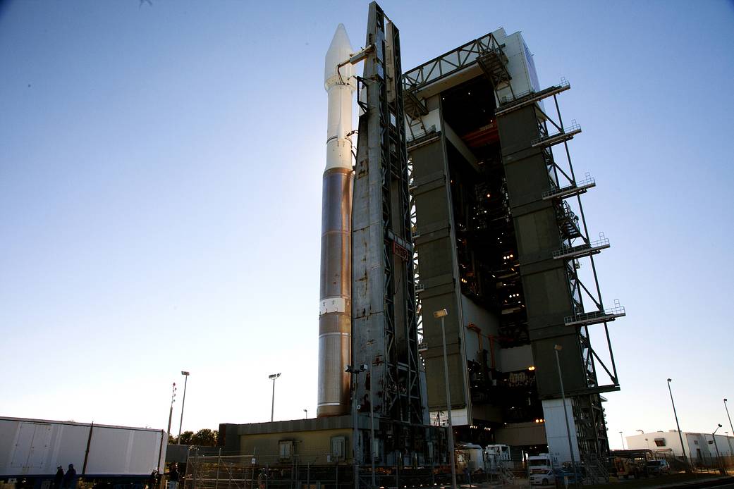 Atlas V, TDRS-L Begin Rollout