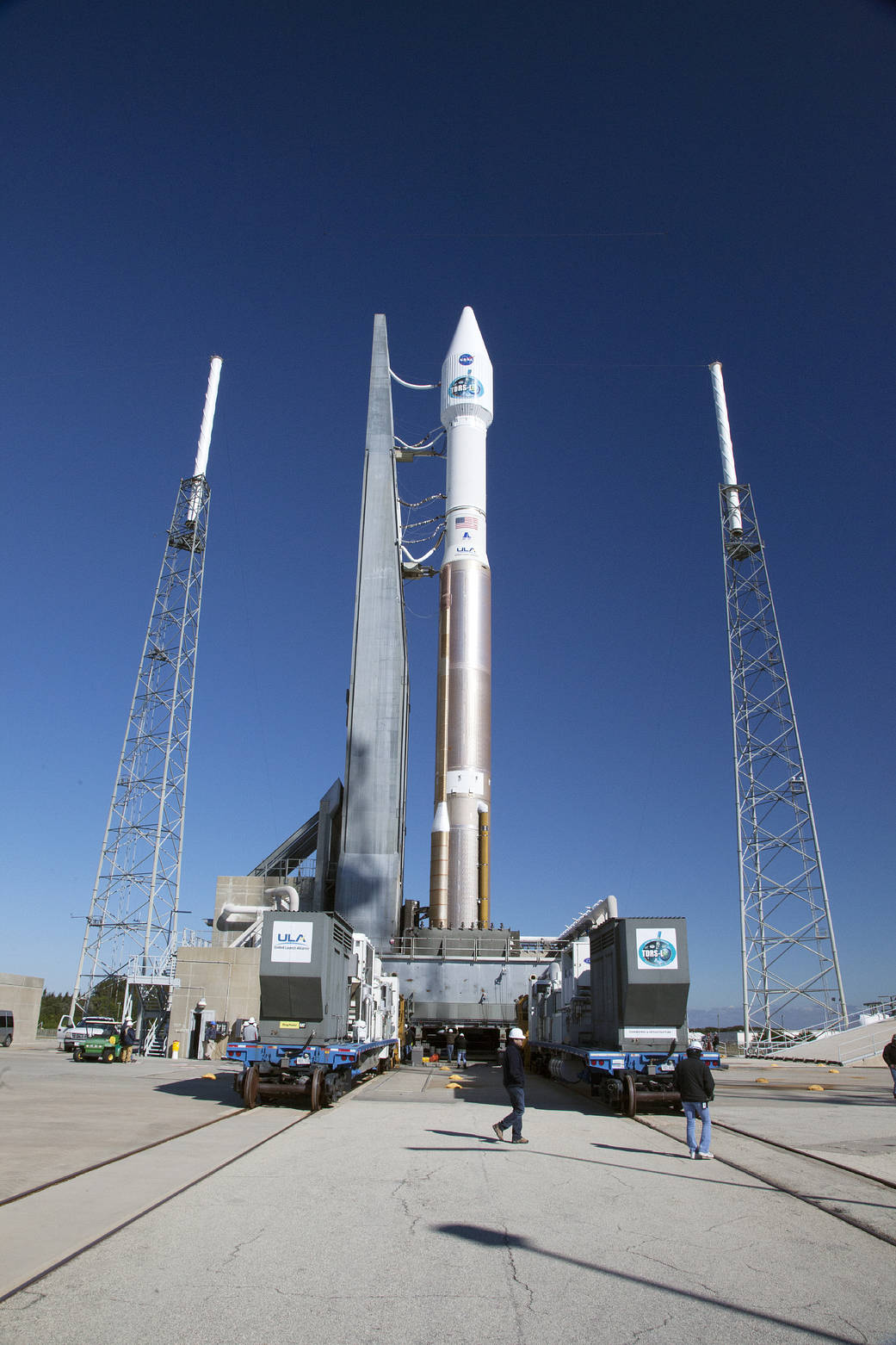 A United Launch Alliance Atlas V rocket with NASA's Tracking and Data Relay Satellite (TDRS-L) spacecraft on board arrives at th