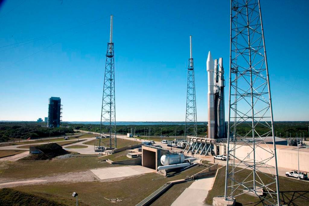 Atlas V, TDRS-L Arrive at Launch Pad
