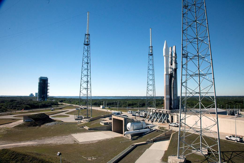 Atlas V, TDRS-L Arrive at Launch Pad