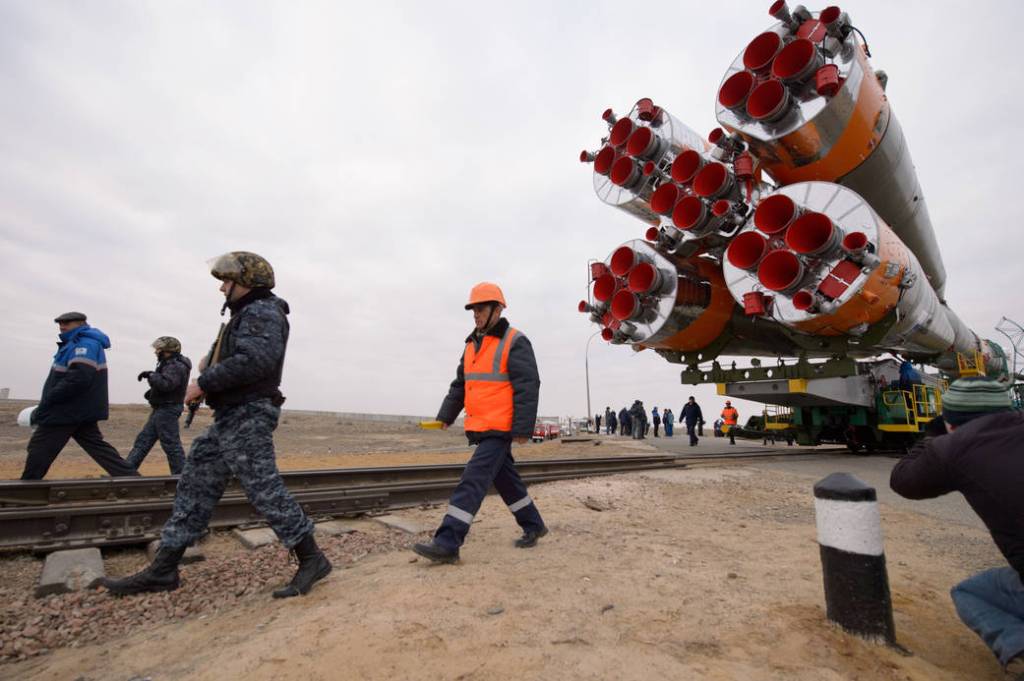 Expedition 39 Soyuz Rolls Out