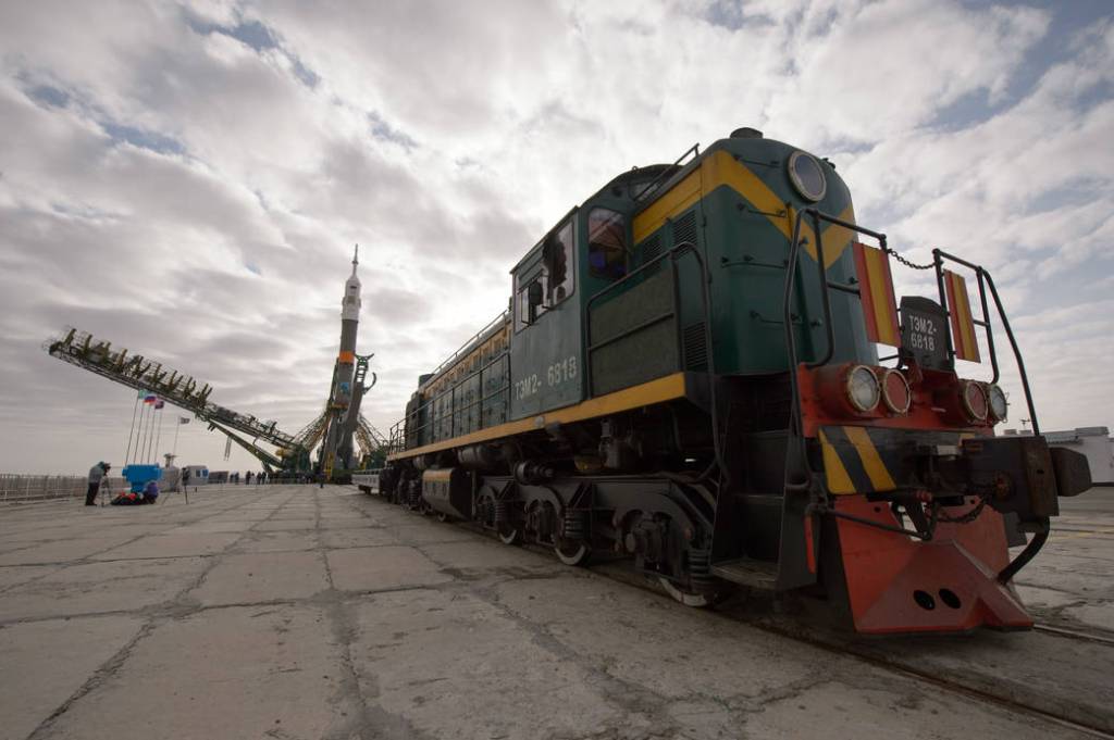 Gantry Arms Begin to Close Around Soyuz TMA-12M