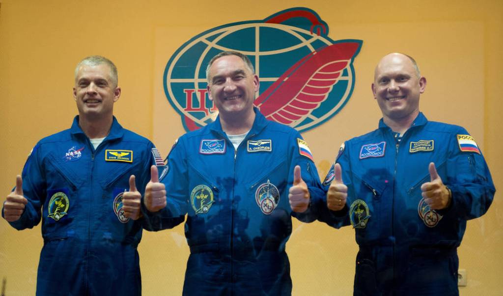 New Expedition 39 Crew Members Give Thumbs Up