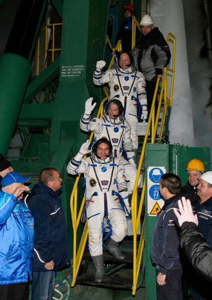Expedition 39 Crew Waves Farewell