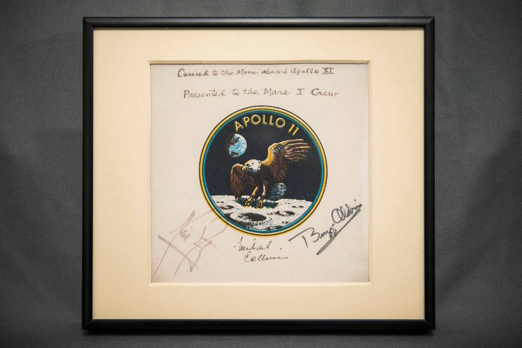 Apollo 11 Patch Presented to Mars I Crew