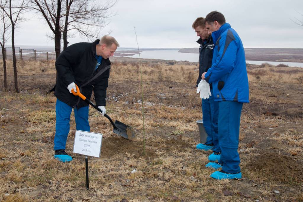 Expedition 46-47 Crew Members and Traditional Tree-Planting Ceremony
