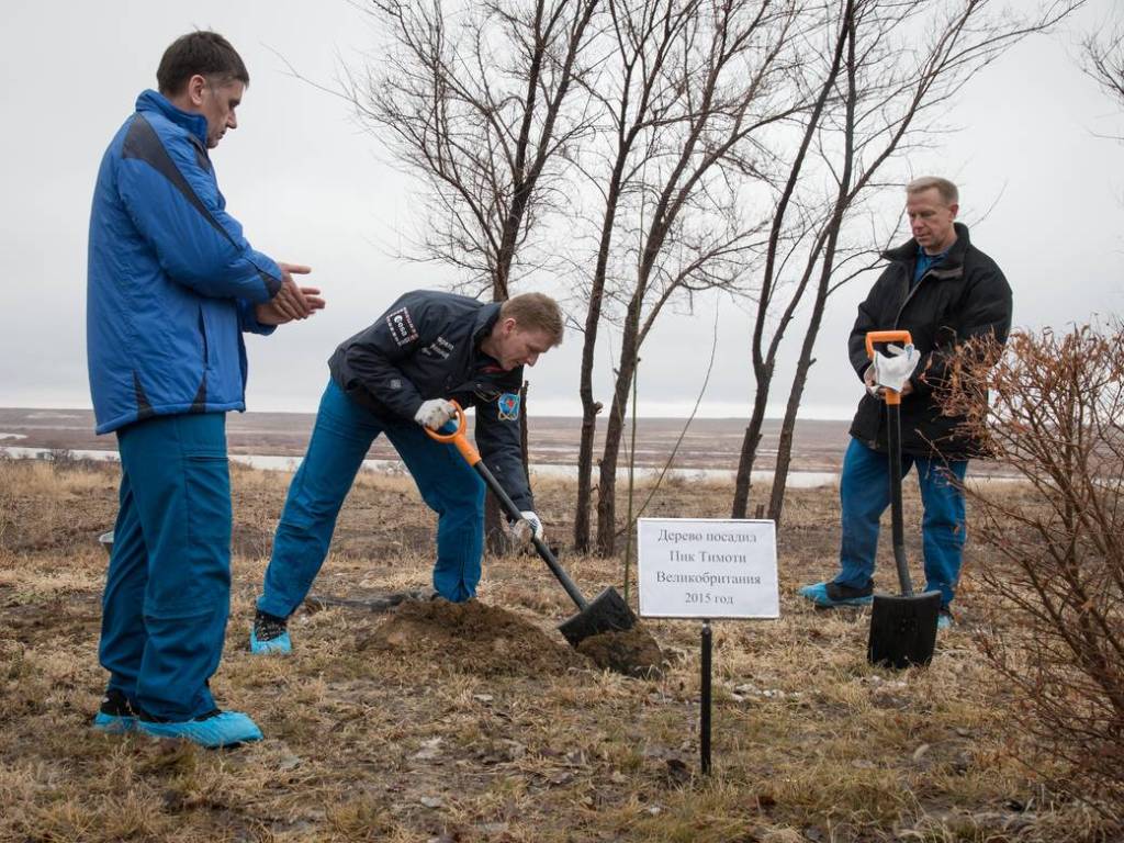 Expedition 46-47 Crew Members and Traditional Tree-Planting Ceremony