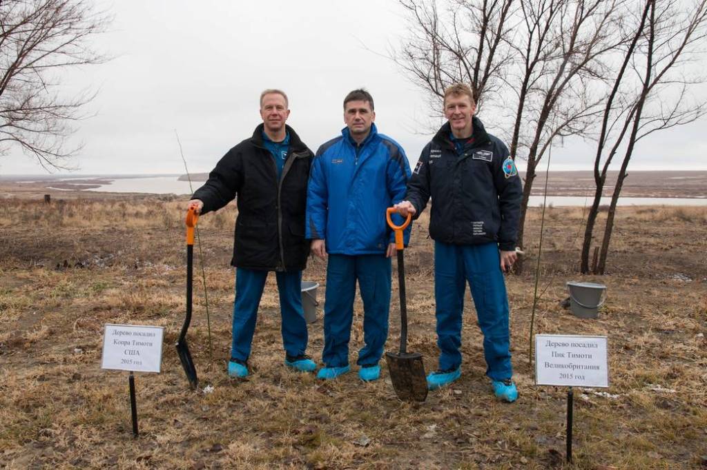 Expedition 46-47 Crew Members and Traditional Tree-Planting Ceremony