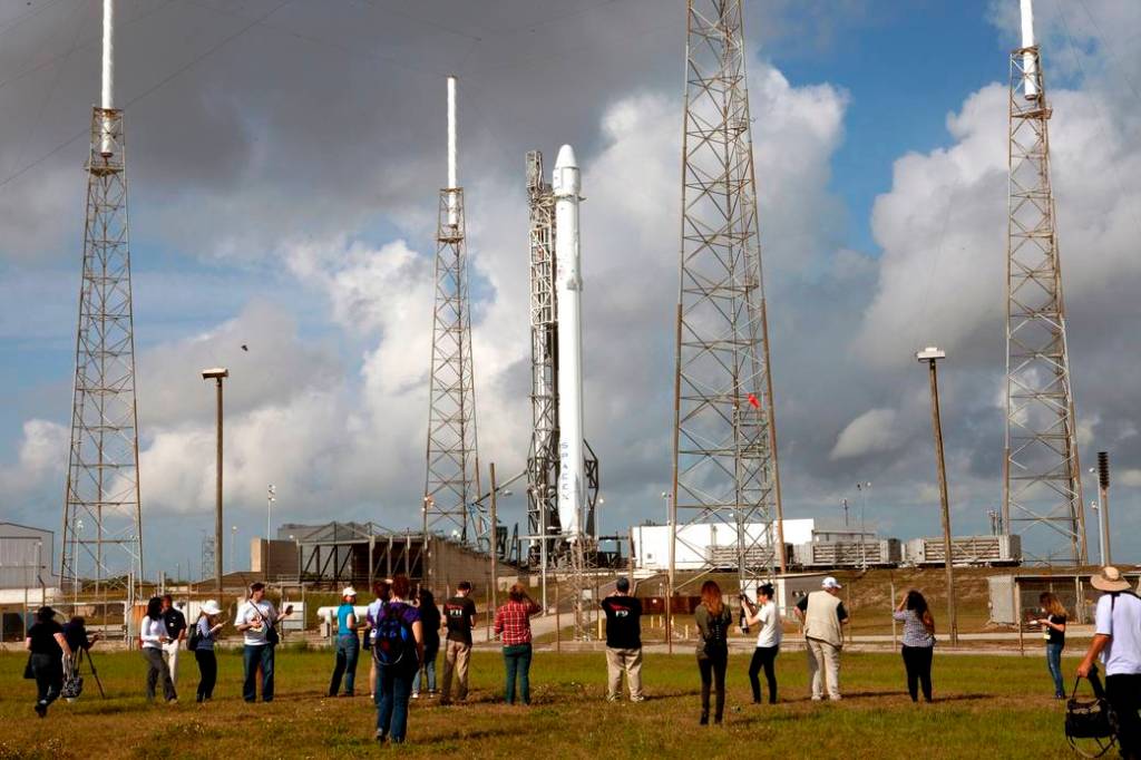 News and Social Media Photograph SpaceX CRS-6 Falcon 9