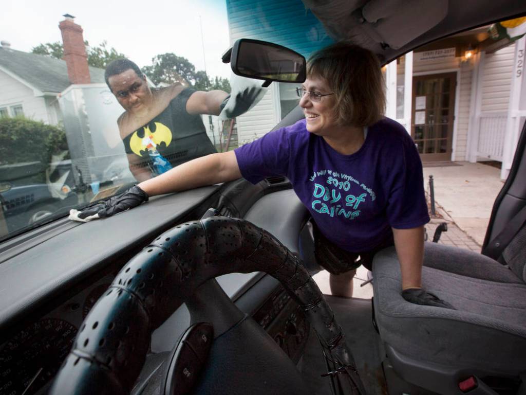 NASA Langley Volunteers Chip in, Help Out Across the Peninsula